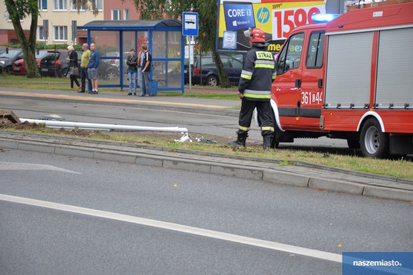 Wypadek na ulicy Toruńskiej we Włocławku. Opel uderzył w słup [wideo, zdjęcia]