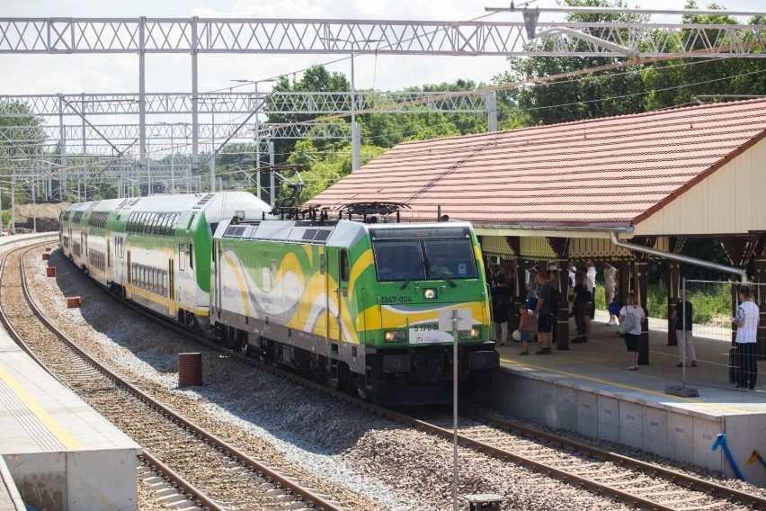 Pociąg "Słoneczny" na stacji w Ustce w czerwcu 2019 roku.