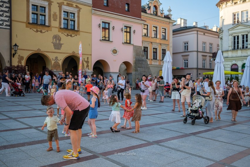 Roztańczony Rynek w Tarnowie przy zachodzącym słońcu. Niedzielne potańcówki cieszą się popularnością