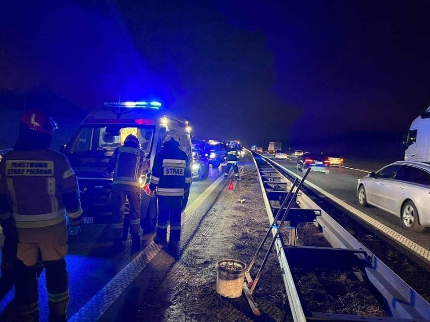 Zderzenie trzech samochodów na A4. Ucierpiała jedna osoba