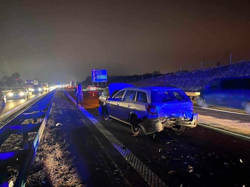 Zderzenie trzech samochodów na A4. Ucierpiała jedna osoba