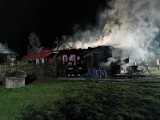 Gruszów Mały. Pożar drewnianego domu koło Dąbrowy Tarnowskiej. W akcji gaśniczej wzięły udział spore siły straży pożarnej z Powiśla