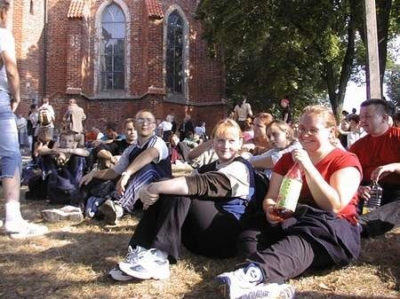 Pielgrzymki do Piaseczna przybyły z różnych stron kraju. Zanim wyruszyli z procesją do &quot;Studzienki&quot; odpoczywali przed kościołem.