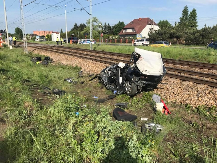 Wypadek w Blachowni [ZDJĘCIA]: Samochód wjechał pod pociąg. Kierowca usiłował ominąć szlaban [AKTUALIZACJA]