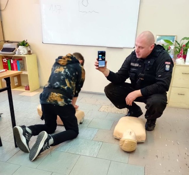 Policjant z kartuskiej komendy uczył w szkole zasad udzielania pomocy przedmedycznej.