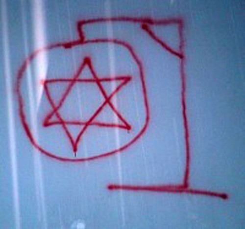 Wymalowali antysemickie hasła na kaliskim cmentarzu żydowskim ZDJĘCIA