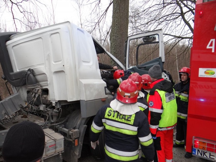 Ciężarówka uderzyła w drzewo koło Kętrzyna [zdjęcia]