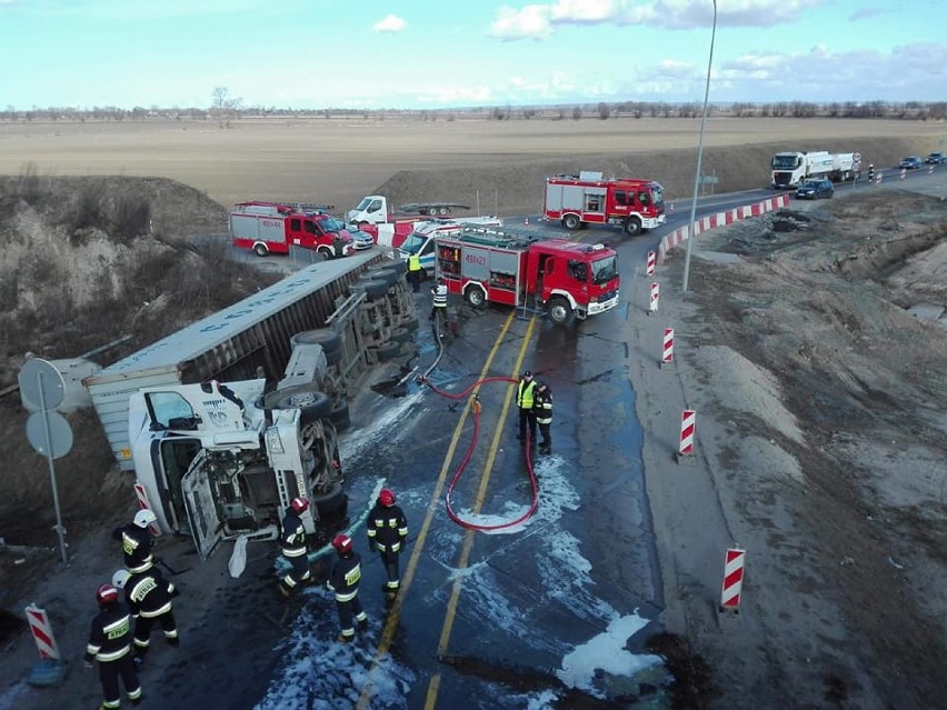 Nowy Dwór Gdański. Wypadek ciężarówki w okolicach Kmiecina. Kontener zablokował trasę