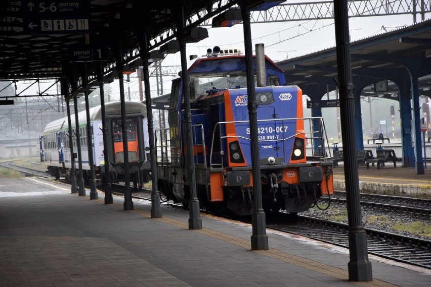 Pełne parkingi przy centrach handlowych i pustki na dworcu kolejowym w Pile [ZDJĘCIA]