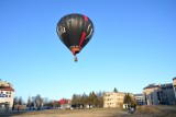 Czarny balon z reklamą odzieżowej marki z Belgii przeleciał nad Stalową Wolą  [ZDJĘCIA]