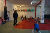 Ferie w Rybniku: Dzieci ćwiczą ju jitsu pod okiem policjantów