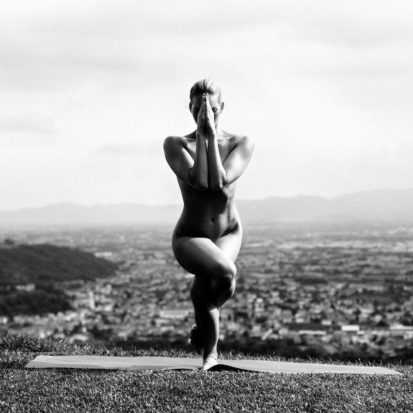 Nude Yoga Girl - ona sprawi, że polubisz ćwiczenia [GALERIA]
