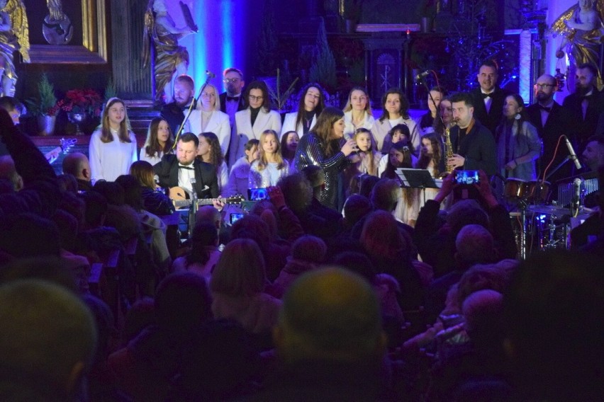 Koncert Noworoczny na Karczówce w Kielcach przyciągnął wielu gości. W klasztorze zabrzmiały kolędy, pastorałki i piosenki świąteczne