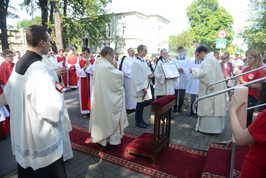 W Zielonej Górze miejska procesja wyruszyła spod parafii pw....