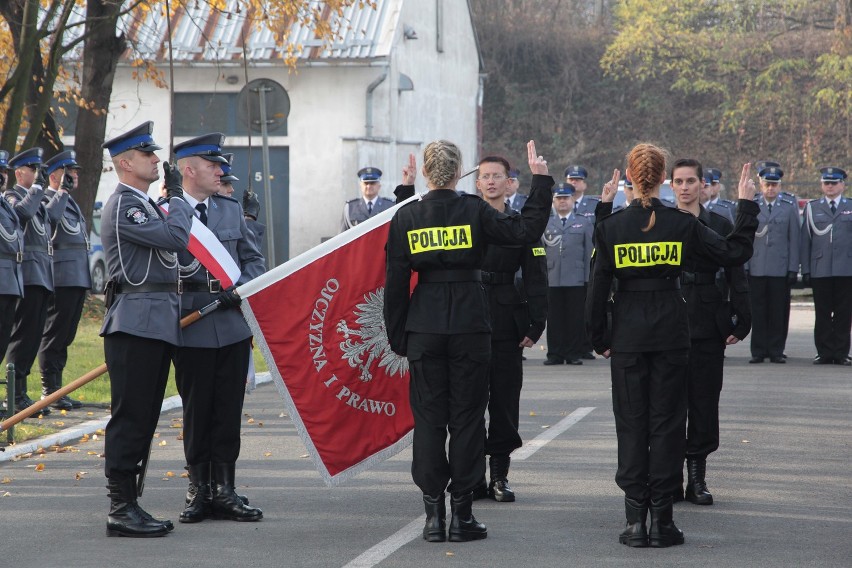 Kraków: ślubowanie małopolskich policjantów. Mamy 90 nowych mundurowych [ZDJĘCIA]