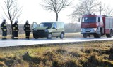 Zderzenie dostawczaka z ciężarówką w Kowalewie. Jedna osoba trafiła do szpitala [zdjęcia]
