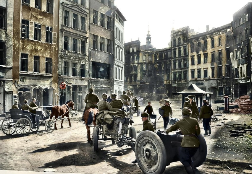 Rosyjscy żołnierze w nyskim rynku w marcu 1945 roku.