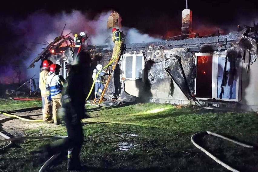 Ogień strawił niemal cały dom jednorodzinny w Czarnem...