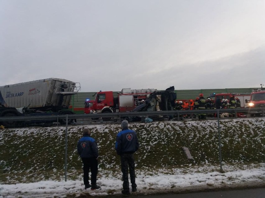 Wypadek na S8 koło Czerniewic w powiecie tomaszowskim. Po zderzeniu dwóch samochodów ciężarowych zablokowana droga [ZDJĘCIA]