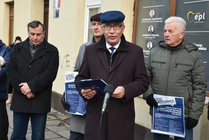 Cześć Platformo! W Tczewie odbyła się konferencja posła PiS Kazimierza Smolińskiego przed biurem Platformy Obywatelskiej