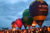 Nocny pokaz balonów na leszczyńskim lotnisku przyciągnął tłumy ZDJĘCIA