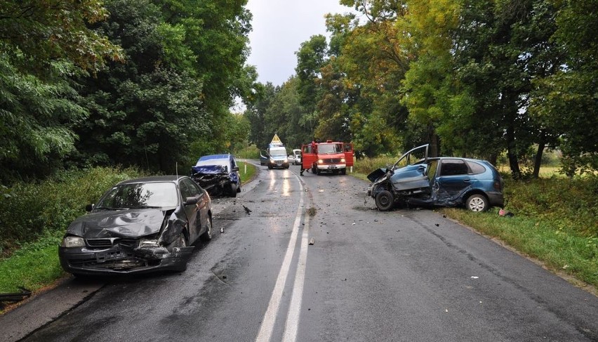 Wypadek w Karpiu. Renault zderzył się z volkwagenem i toyotą