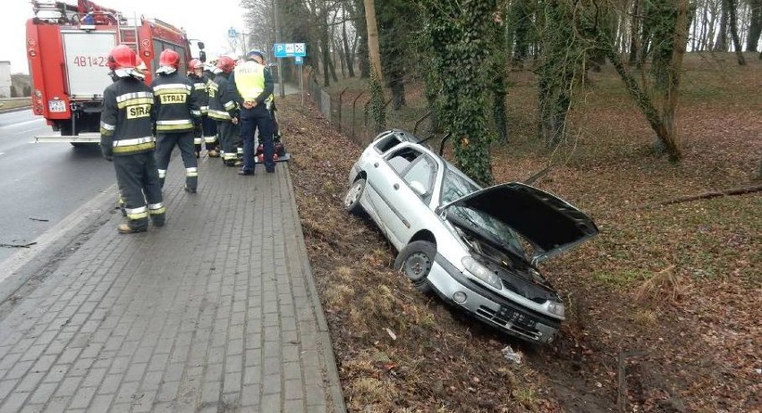 Kierowca stracił panowanie nad samochodem, zjechał z drogi i...