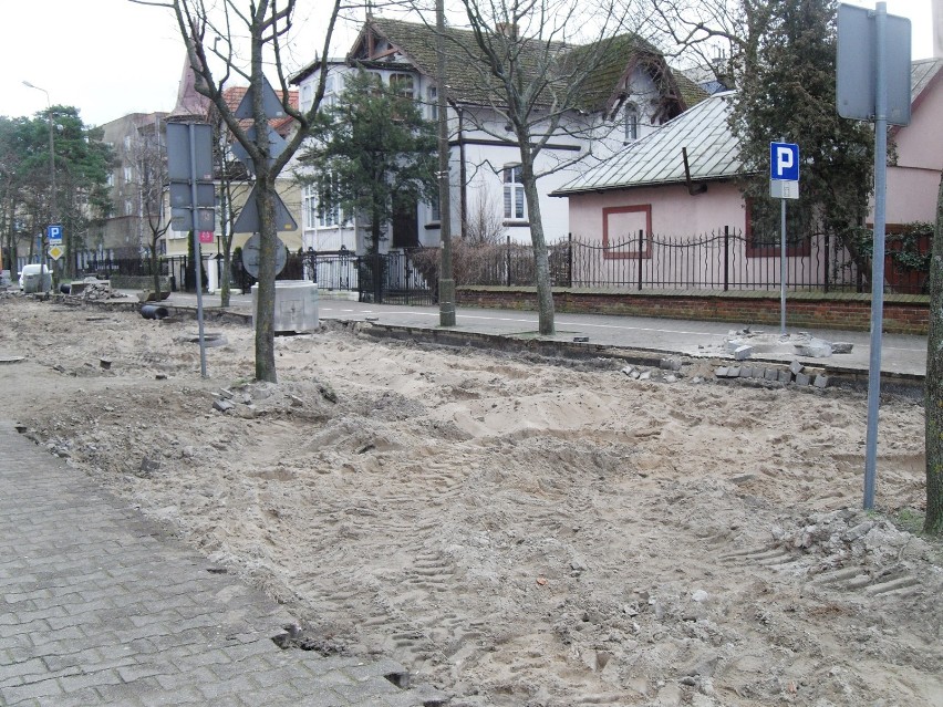 W Ustce przy ulicy Żeromskiego trwają prace drogowe....