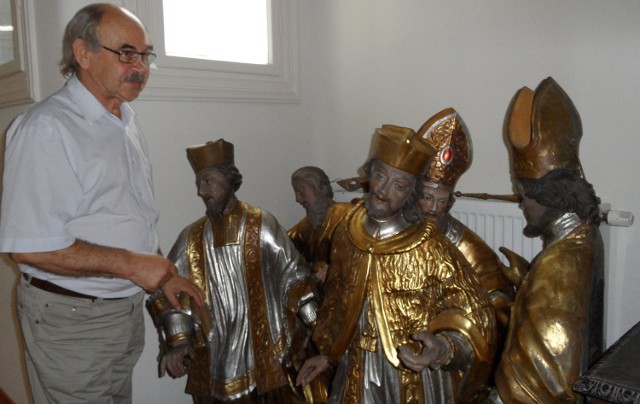 Jan Gałaszek, główny konserwator Muzeum Zamkowego, z figurami świętych z  ćwiklickiego kościoła