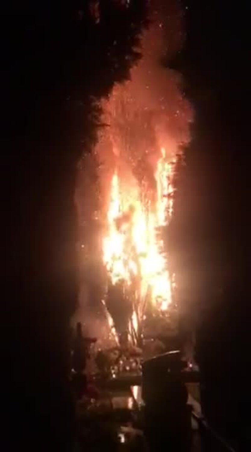 Pożar na cmentarzu w Szczawnie - Zdroju. Od zniczy zajęło...