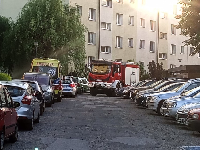 Strażacka akcja ratunkowa przy ulicy Słonecznej. Mieszkańców zaniepokoił brak kontaktu z sąsiadką