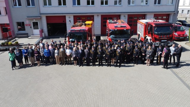 W dniu swojego święta strażacy w KP PSP w Tucholi dostali awanse, odznaczenia i nagrody