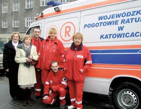Pracownicy pogotowia liczą, że dr Adam Ziółkowski wróci do pracy. Na zdjęciu (od lewej) Marta Greluk &amp;#8211; szefowa zabrzańskiej stacji, Karina Ziółkowska &amp;#8211; żona lekarza, Joachim Smoczok &amp;#8211; pielęgniarz, Weronika Korczak &amp;#8211; ratownik, Barbara Hebiowska &amp;#8211; lekarka i Mariusz Potempka &amp;#8211; kierowca.