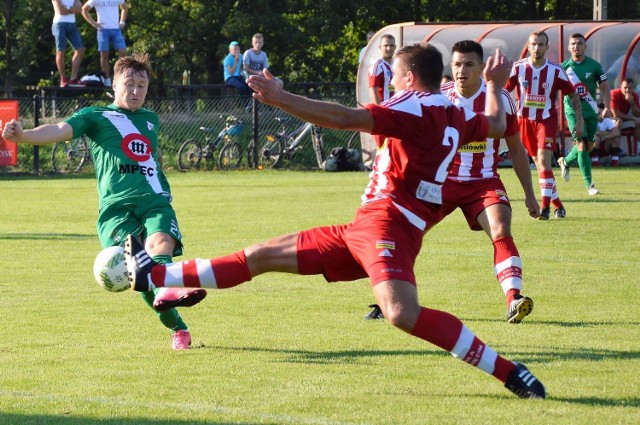 Aleksij Prytuliak (w zielonej koszulce) uprzedza Dawida Wadasa i strzela drugą bramkę dla Chełmianki, która wygrała w Oświęcimiu z Sołą 4:0.