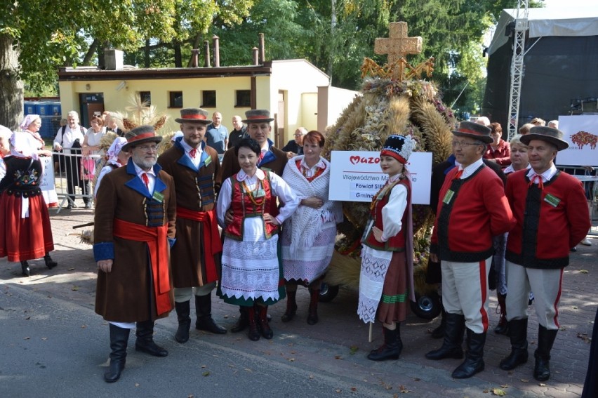 Prezydent Andrzej Duda z małżonką gościli na dożynkach w...