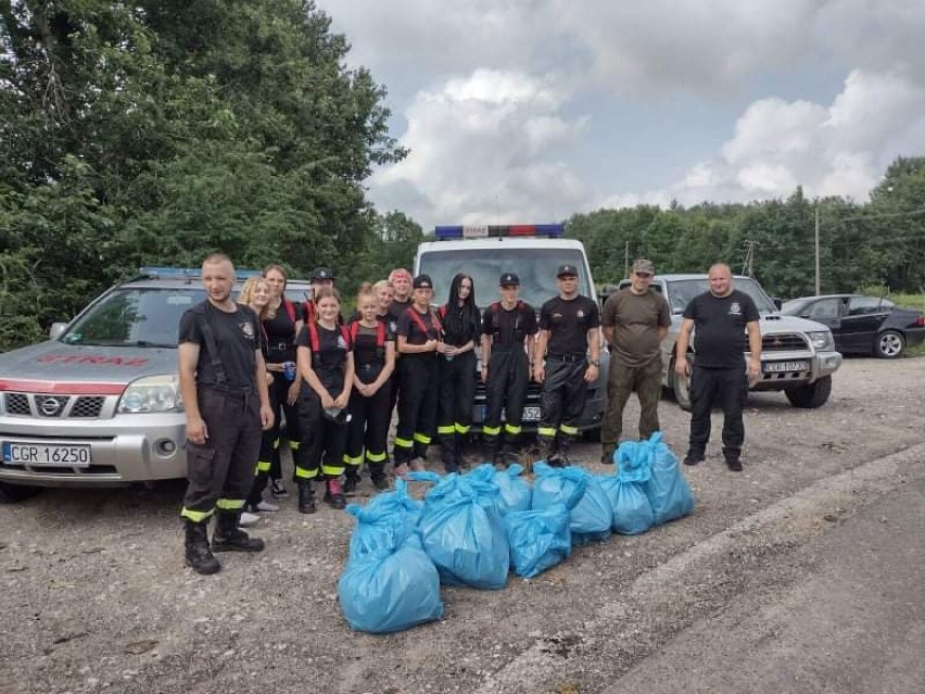 Młodzi strażacy z Szembruka pod Grudziądzem sprzątali las