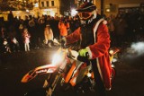 Mikołaje na motocyklach w Rybniku! Byli także bohaterowie Opowieści Wigilijnej. Wyjątkowe wydarzenie na rynku z myślą o najmłodszych