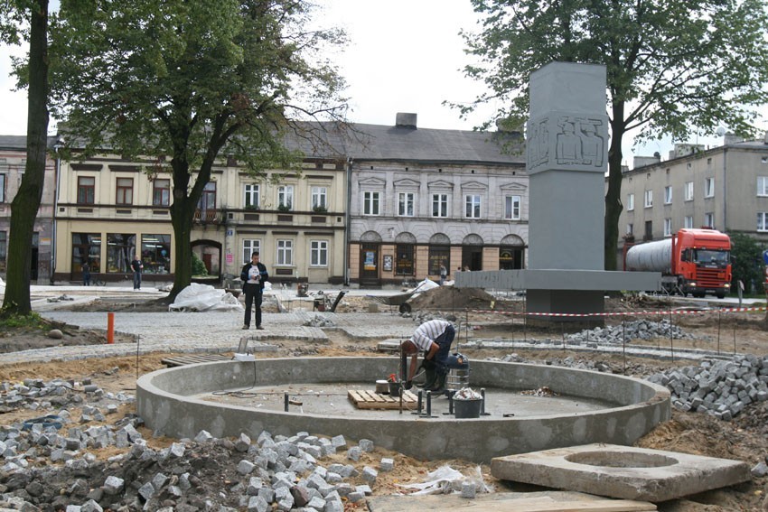 Remont placu Jana Pawła II w Brzezinach dłuższy o miesiąc