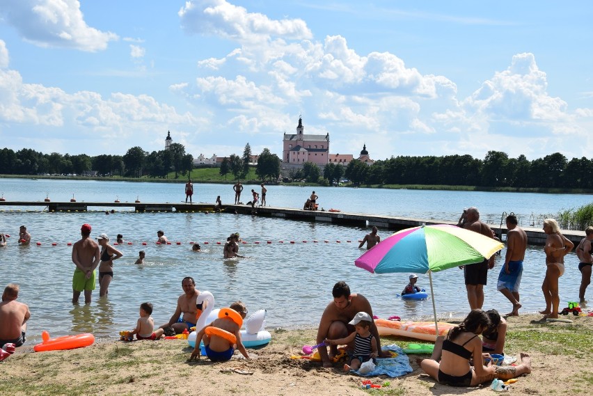 Tłumy nad Wigrami. Najpiękniejsze w regionie jezioro jest oblegane przez mieszkańców i turystów [Zdjęcia]