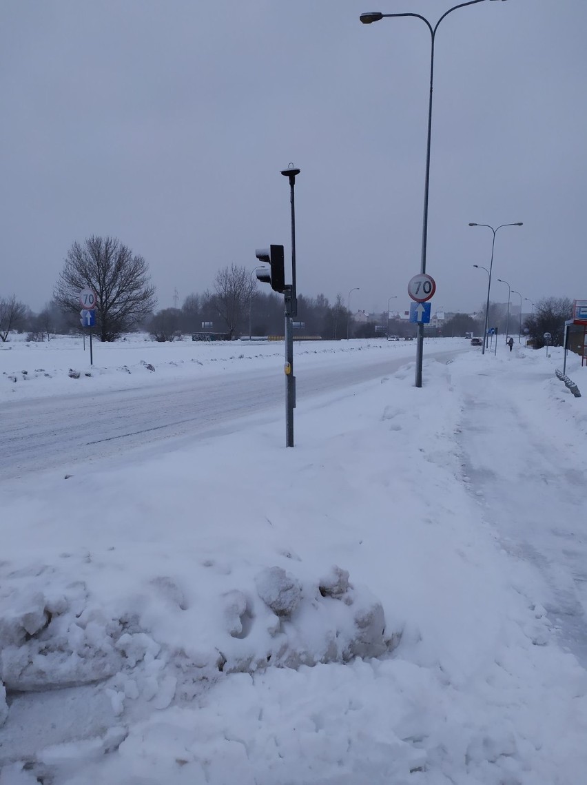 Atak zimy znów sparaliżował ulice w Białymstoku. Zaspy śnieżne na chodnikach blokują dostęp do przycisków dla pieszych [ZDJĘCIA]