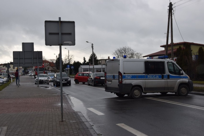 Kraksa na Warszawskiej w Wieluniu. Zderzyły się cztery auta. Jedna osoba ranna [FOTO]