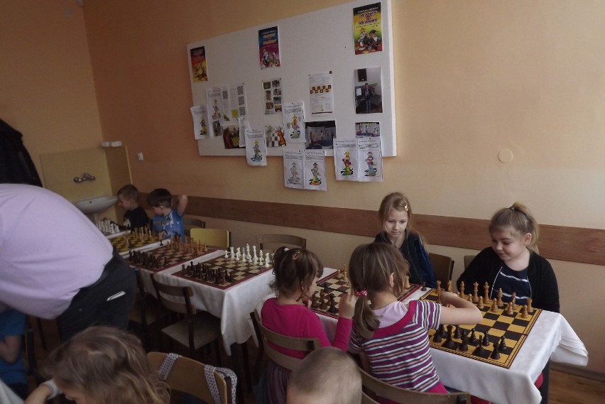 W przedszkolu publicznym w Golubiu–Dobrzyniu drugi rok szkolny mają miejsce zajęcia szachowe [zdjęcia]