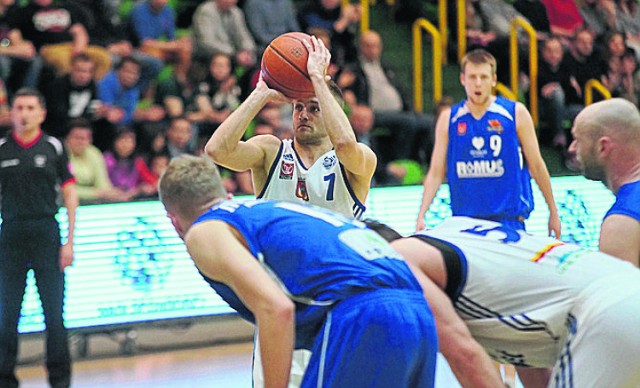 Bartosz Pochocki (rzuca) zagrał bardzo skutecznie w sparingu Noteci z Biofarmem Basketem Poznań