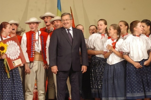 Prezydent Komorowski i Zespół Regionalny Istebna z Istebnej