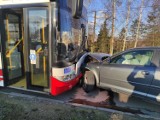Wypadek na skrzyżowaniu ul. Wyzwolenia i Ranoszka w Jastrzębiu-Zdroju. Kierowca samochodu  uderzył w autobus. Zobaczcie