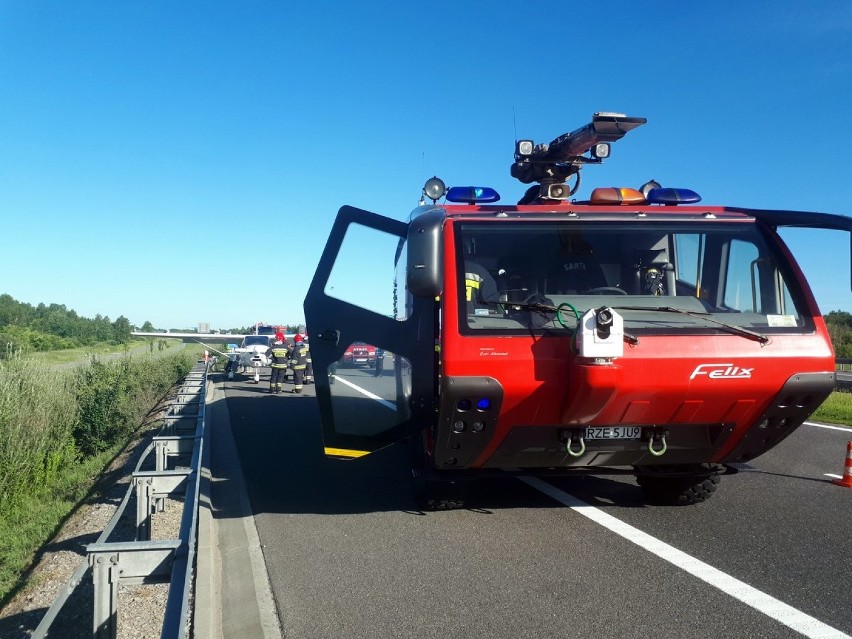 Awionetka awaryjnie lądowała na autostradzie A4 w Trzebownisku pod Rzeszowem [ZDJĘCIA]