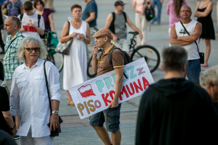 Kraków. Manifestacja KOD na Rynku Głównym w obronie...