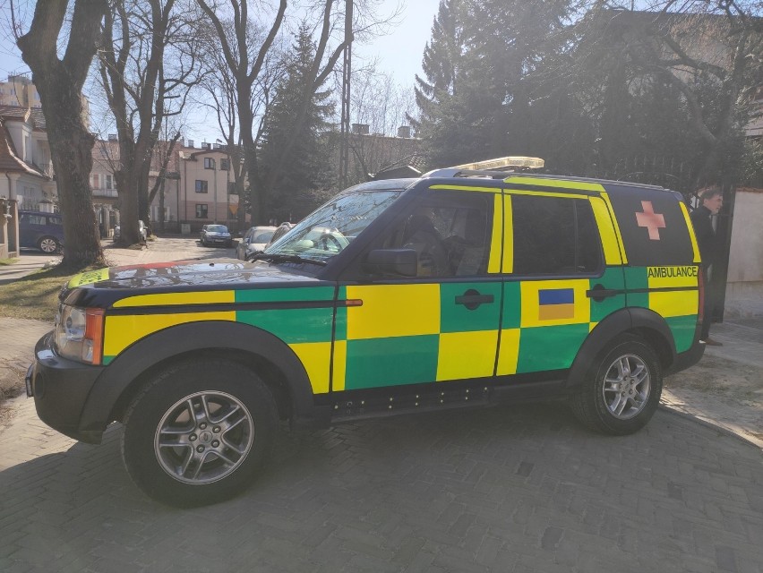 Lubelszczyzna. Do ukraińskiej armii pojedzie z Lublina specjalny ambulans. Specjalistyczny pojazd terenowy przyleciał z Wielkiej Brytanii