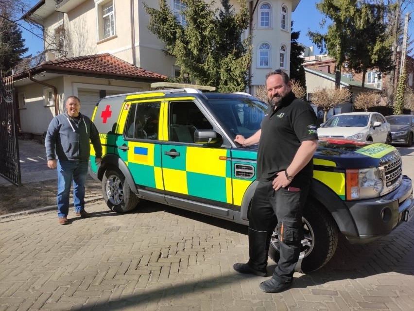 Lubelszczyzna. Do ukraińskiej armii pojedzie z Lublina specjalny ambulans. Specjalistyczny pojazd terenowy przyleciał z Wielkiej Brytanii