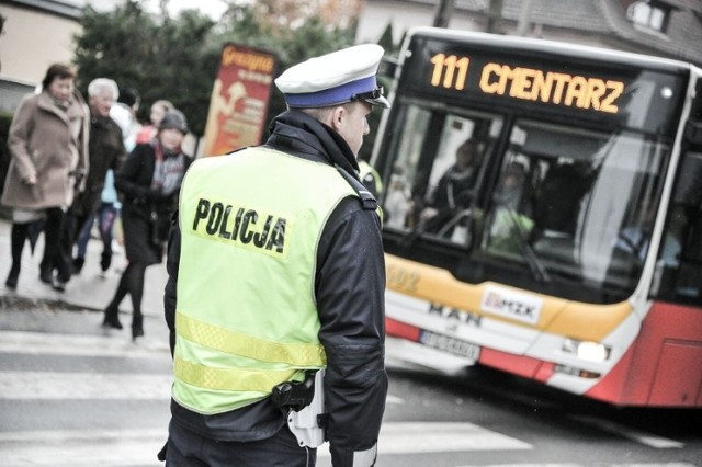 Autobus to najlepszy sposób transportu w czasie Wszystkich Świętych.
